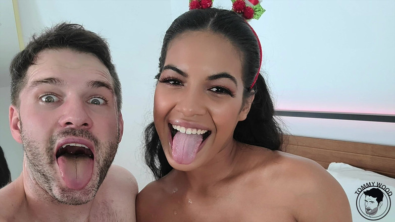 Tommy Wood XXX: Sesso di natale con la sexy pornostar ebano maya