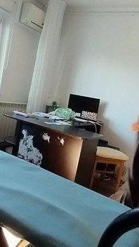 阴毛浓密的性感黑发女郎，裸体做家务。