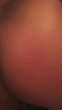 Nikki peituda e bunda batendo durante um boquete