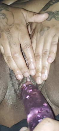 Mengusap pepeknya dengan dildo!