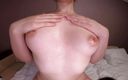 Kino Diva: Studenten skakar hennes naturliga fina bröst och stönar försiktigt