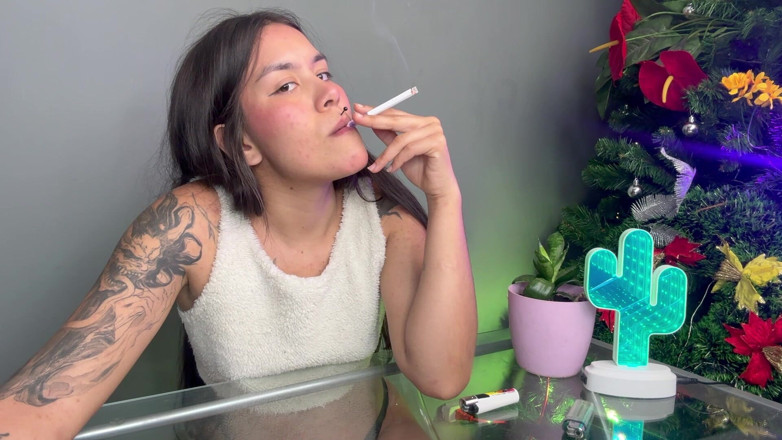Rollerpublic: 反抗的な女の子がタバコを差し出す