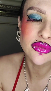 La bimbo dalle grandi labbra con il rossetto lucido mangia il gelato