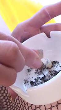 Tiempo de fumar con nuestra Adrianne