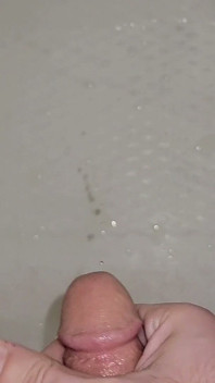 Mira mi mirilla mientras orine y me corro con pis mezclado en mi semen!