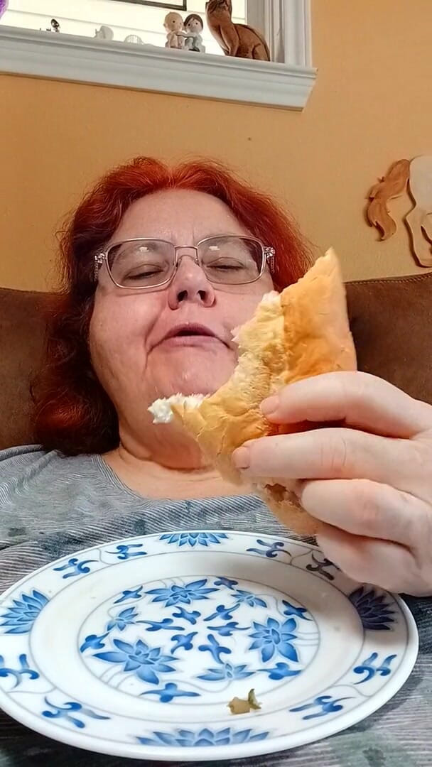 BBW nurse Vicki adventures with friends: Поедание сэндвич-ролл Bolo для толстых поедания девушки, фанатов!