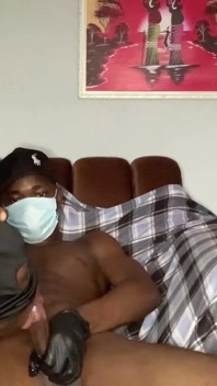 Cewek semok kulit hitam ini lagi asik nyepong kontol suaminya dan di-anal habis-habisan sampai dicrot di dalam