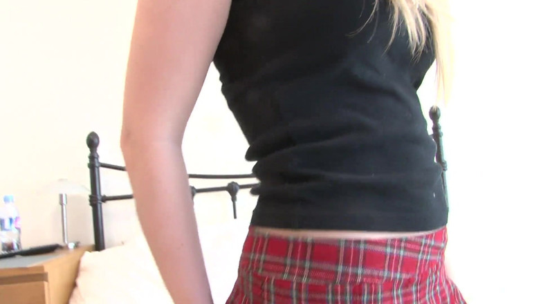 Radical Solo: Prsatá blonďatá teenagerka tě svádí striptýzem