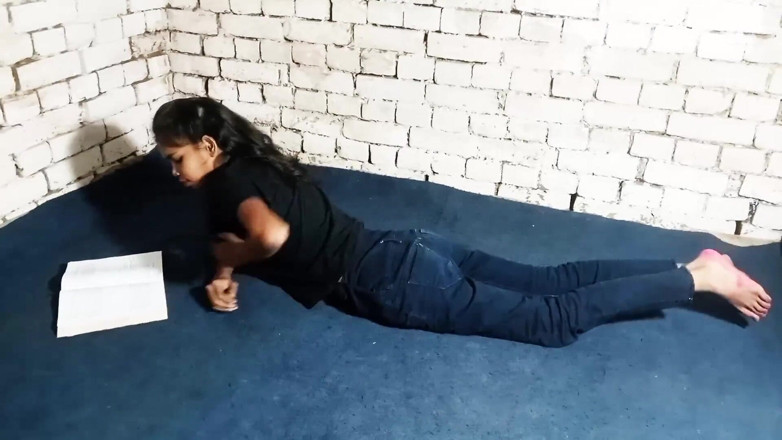 Shivanibaby: 생식생물학을 공부하는 어린 소녀는 섹스에 열심이 됩니다.