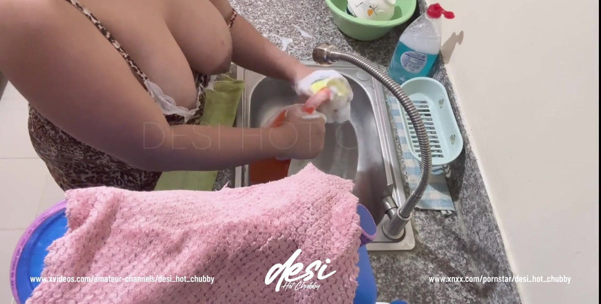 Priya Emma: Индийская дези бхабхи работала на кухне, мыла посуду и показала свои большие