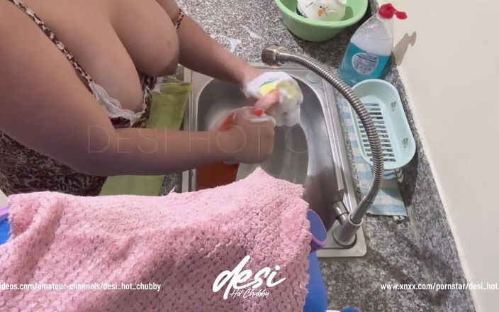 Priya Emma: Indická Desi Bhabhi pracovala v kuchyni mytí nádobí a ukazování...