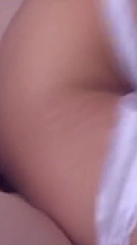 Insaciable joven morena trans toma dos pollas duras simultáneamente