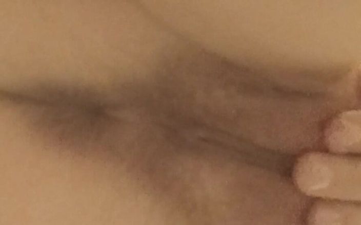 Lesbian-candys: Ma chatte poilue dégouline d’orgasme