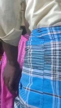Makcik desi India mengongkek bos di rumah kampung