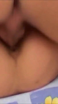 Mamă sexy căsătorită știe cum să-și distreze oaspeții în timp ce soțul ei se odihnește