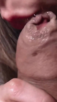 포피를 빨고 아래에서 M&ms를 먹는 것 - 정말 멋진 영상입니다!