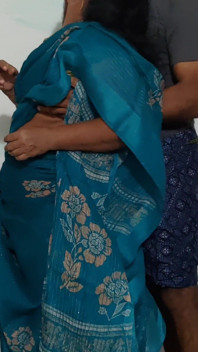 Tante was de afwas aan het schoonmaken in de keuken met een saree en ik ging achter haar en bond haar vast en had seks met haar