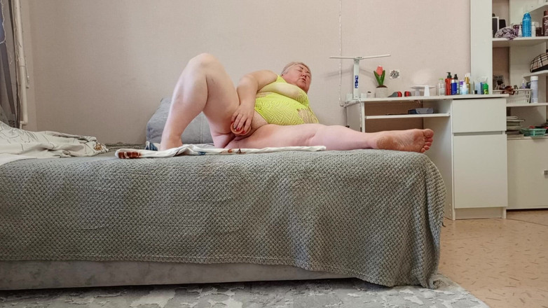 Zona901: 義母がおもちゃで彼女のマンコをオナニーしてオーガズムに達する