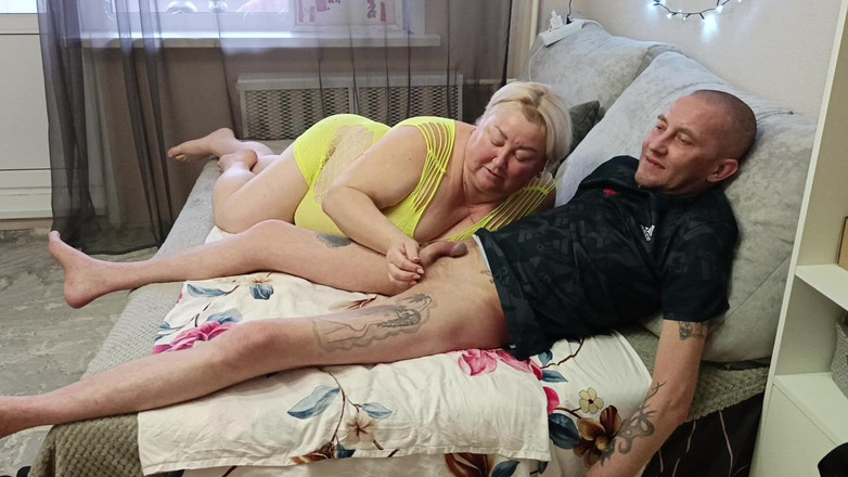 Zona901: Якісний глибокий мінет від мачухи з ковтанням сперми