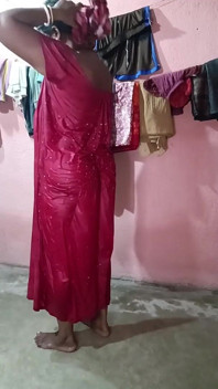 Sari cayendo después de baño sfw 2