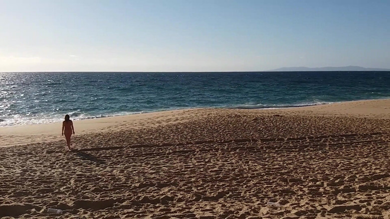 martinawest: Martina nacked at the sea