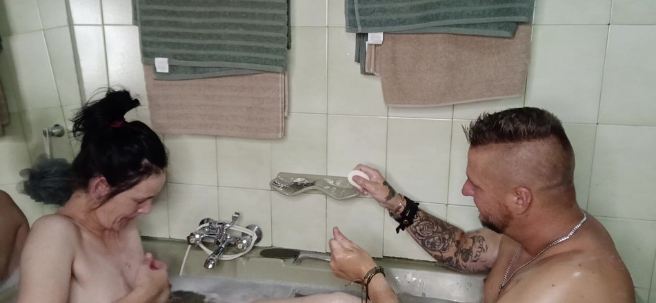 Bigjoefuckalott: Io e la mia sorellastra nel bagno