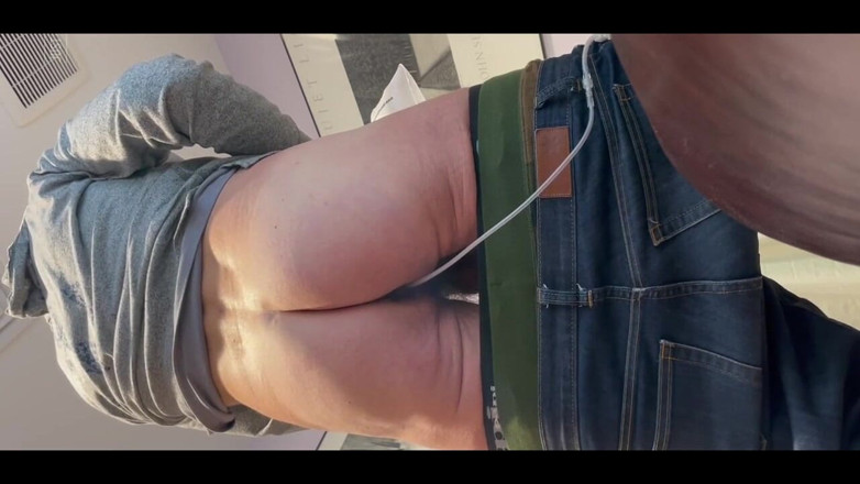 Guy Grey: Dejando caer los jeans del chico e insertar una prueba...