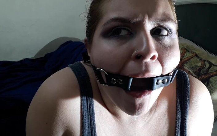 Selfgags Latina Bondage: Кільце з кляпом у роті, набивання рота трусиками