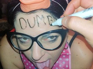 Toilet Mommy: 복종하는 마누라 돼지 복장으로 자지를 숭배해