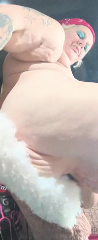Acariciando ese culo con su juguete pervertido mientras es vista por su boytoy