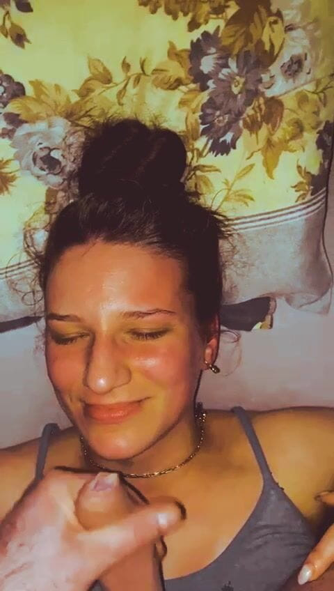 BrunetaSexy002: Lần bắn tinh lên mặt đầu tiên của tôi