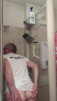 Nasses T-shirt Und Nasse Unterhose Beim Duschen