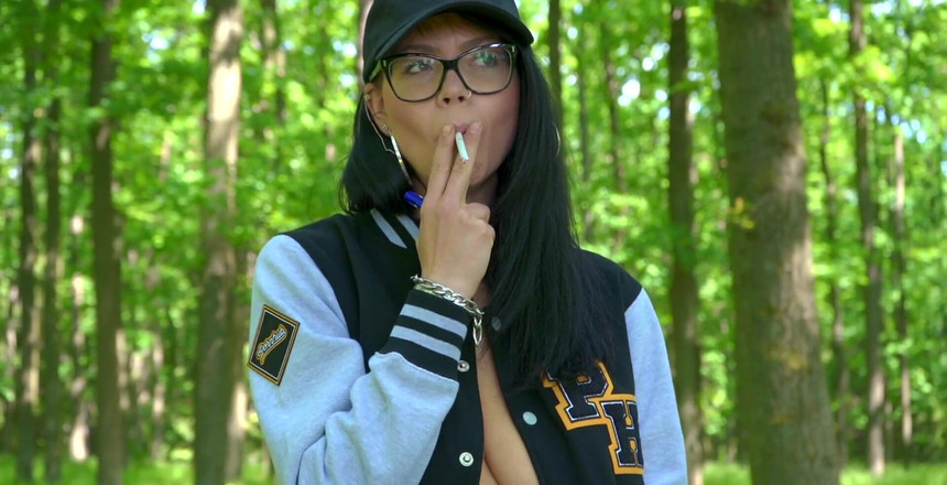 Shione Cooper: 抽烟并抚摸我的阴户和乳头玩耍