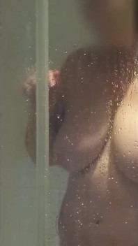 Schau zu, wie Julie unter der dusche sich fertig macht