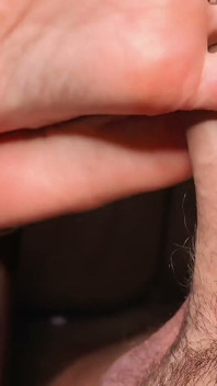 Barefoot footjob met Franse nagels