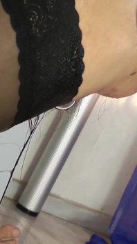 Dua lesbian seksi berkongsi satu zakar besar dan berkongkek dubur di dapur