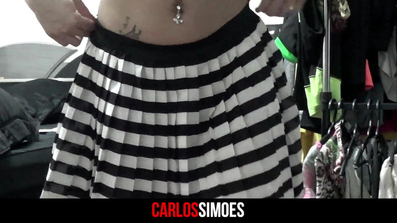 Carlos-Simoes: 辣妹造型她的头发并摆动她的屁股