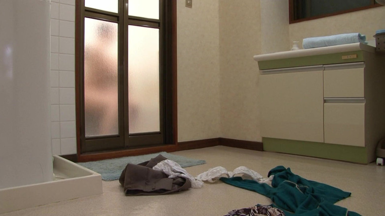 A story of a housewife: Hnědovlasá dospívající děvka si zvykne na zrzku