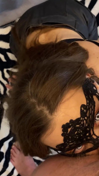 Selbstgedrehter schlampeny-halsfick-blowjob von angeketteter schlampe