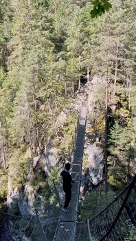 Rapidito de montaña espontáneo, pareja pública al aire libre