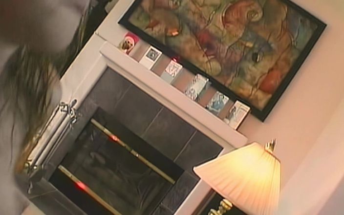 Vintage Classic: Une étudiante rentre à la maison pour une pause et son beau-père...