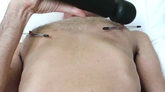 Philip Oxford: Stretching estremo di serramento dei capezzoli che mi fa schizzare 4...
