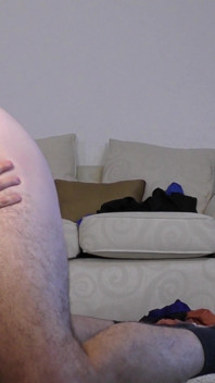 La ragazza si masturba mentre il suo uomo scopa la sua migliore amica