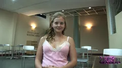 ゴージャスな男女共学は、超危険な場所ですべてをフラッシュします