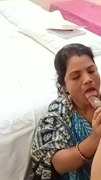 Abang tiri lagi asik jilat dan ngentot memek adik tirinya sendiri