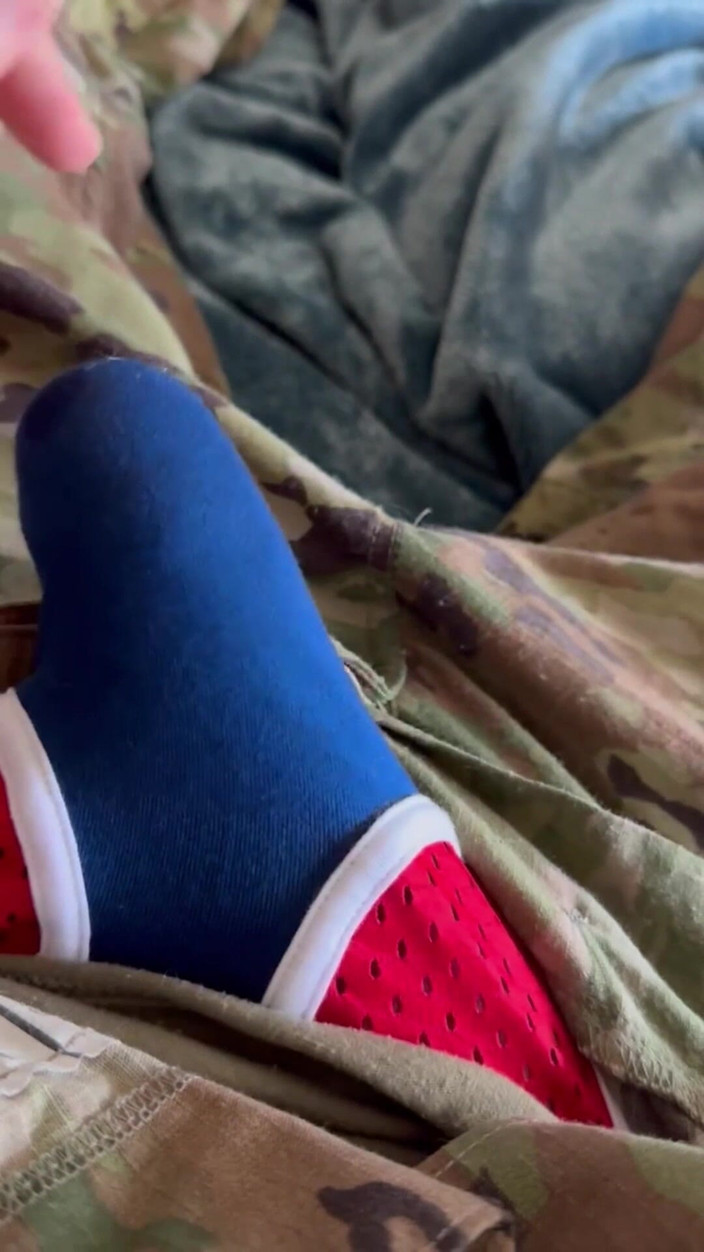 Gay Soldier Stuff: Masturbando-se de uniforme em uma camisinha já cheia do esperma...
