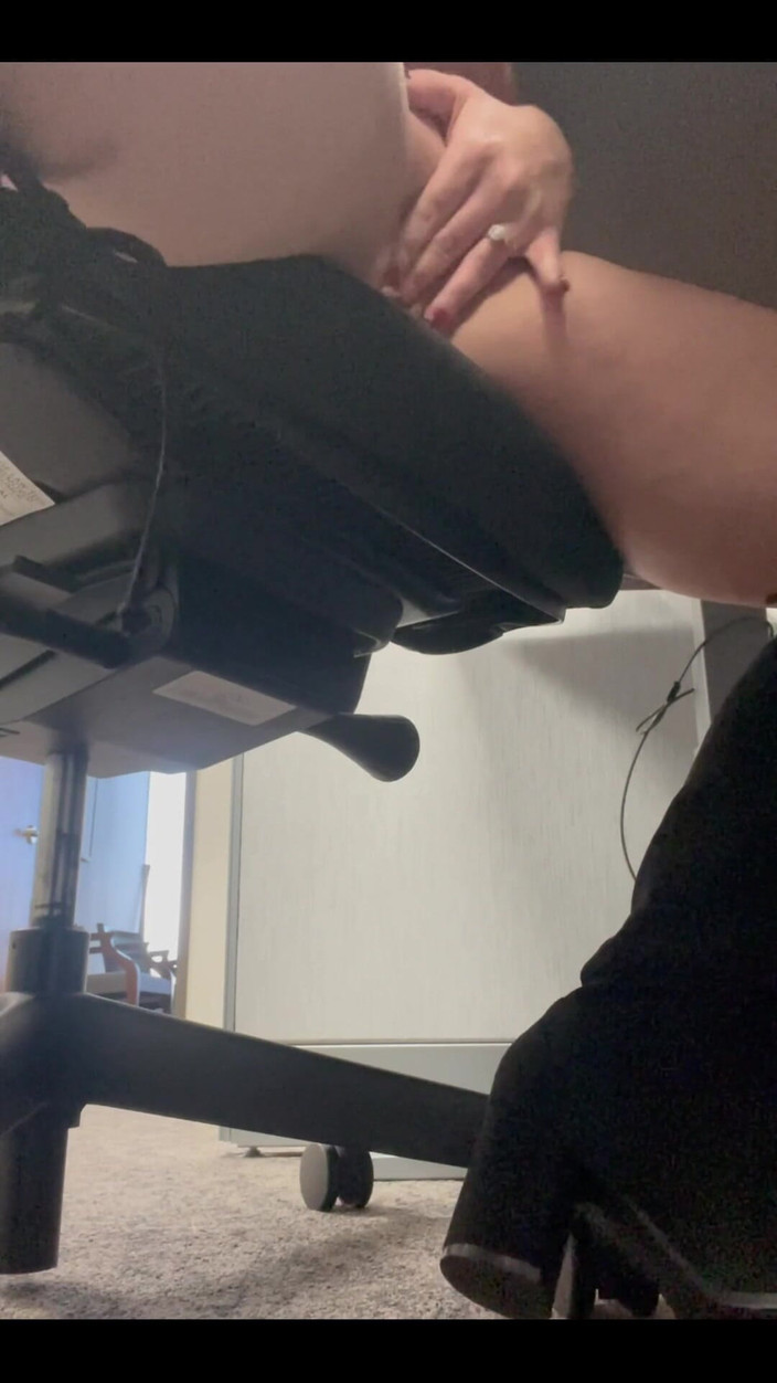 Josie Jaxxon: 在办公室自慰