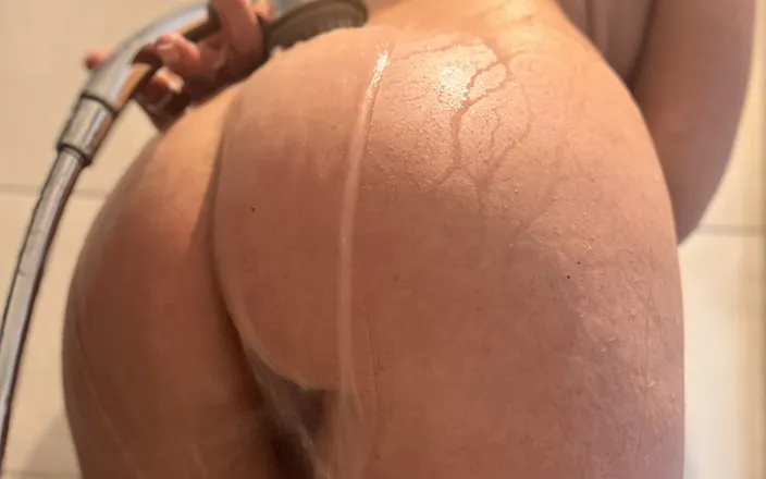 Lola-Cat: Shaving Under the Shower. Enjoy