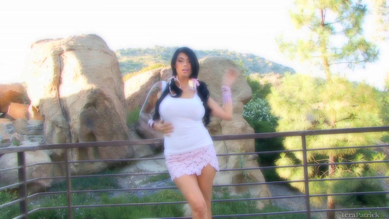 泰拉·派翠克: Tera Patrick在户外慢慢脱衣服