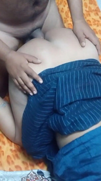 Sehr schöne indische desi bhabhi hat mit ihrem freund gefickt.